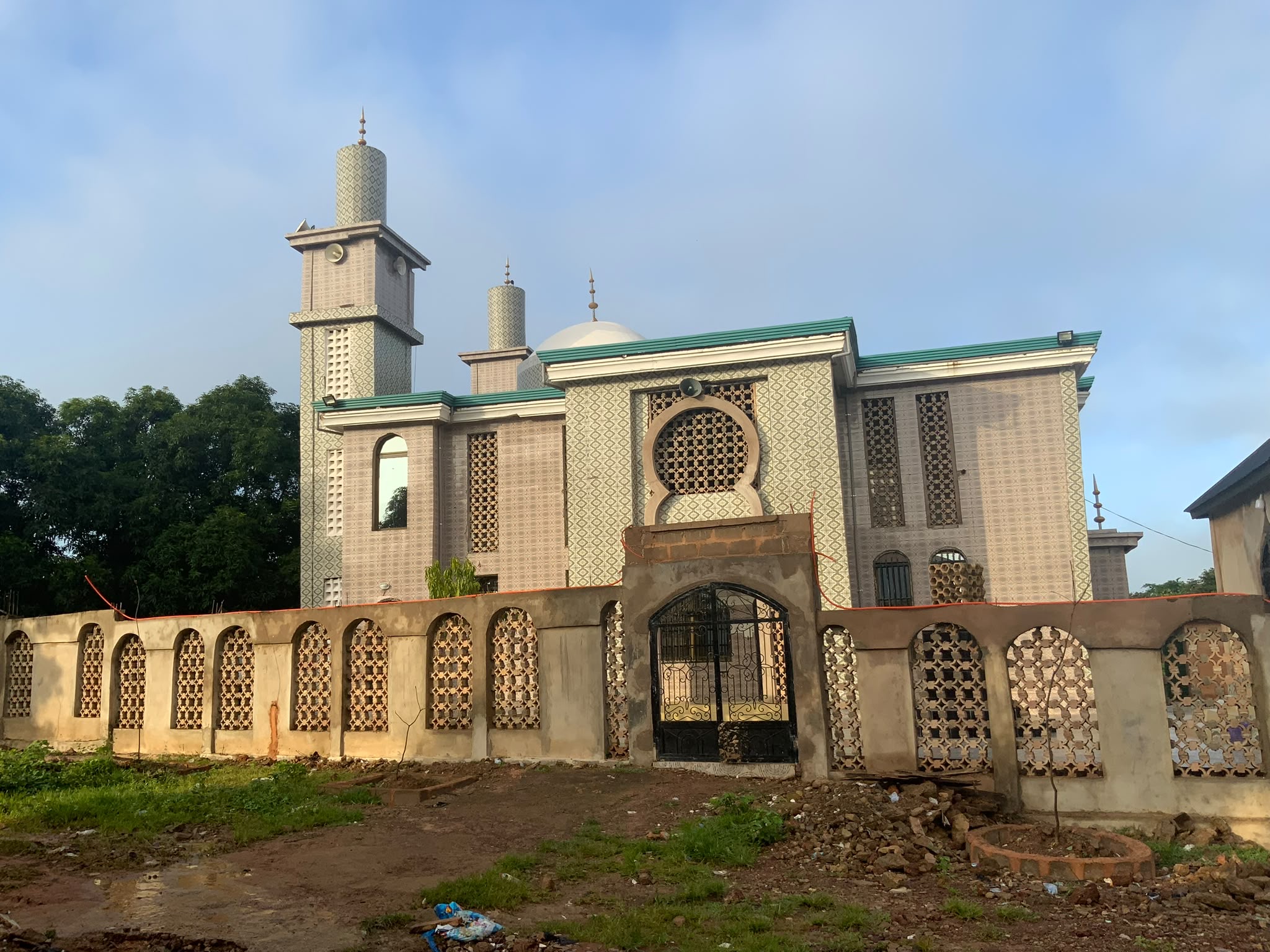 La mosquée Khoko achevée à l'extérieur, sous un ciel dégagé