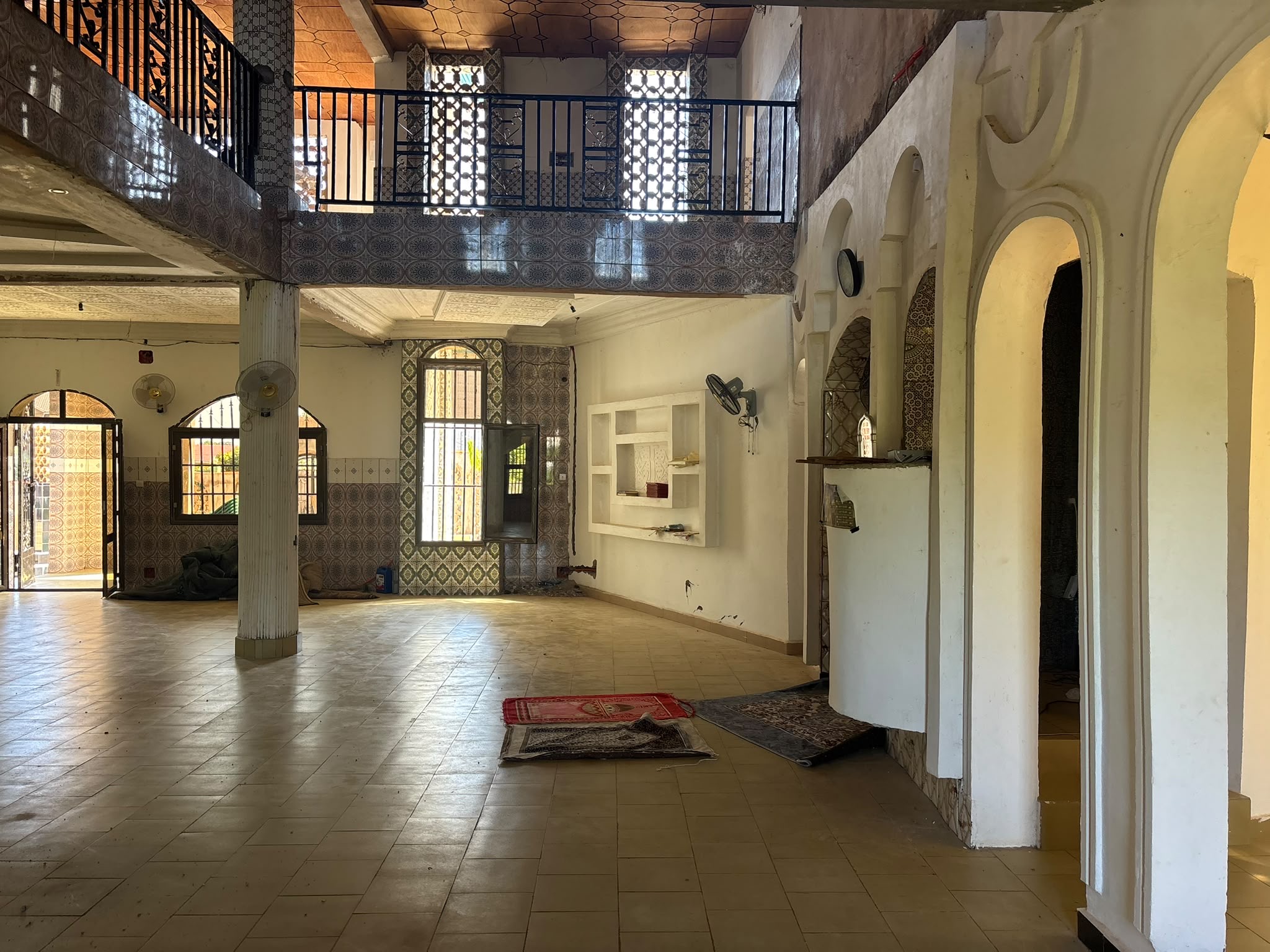 Façade de la mosquée et mur d'enceinte