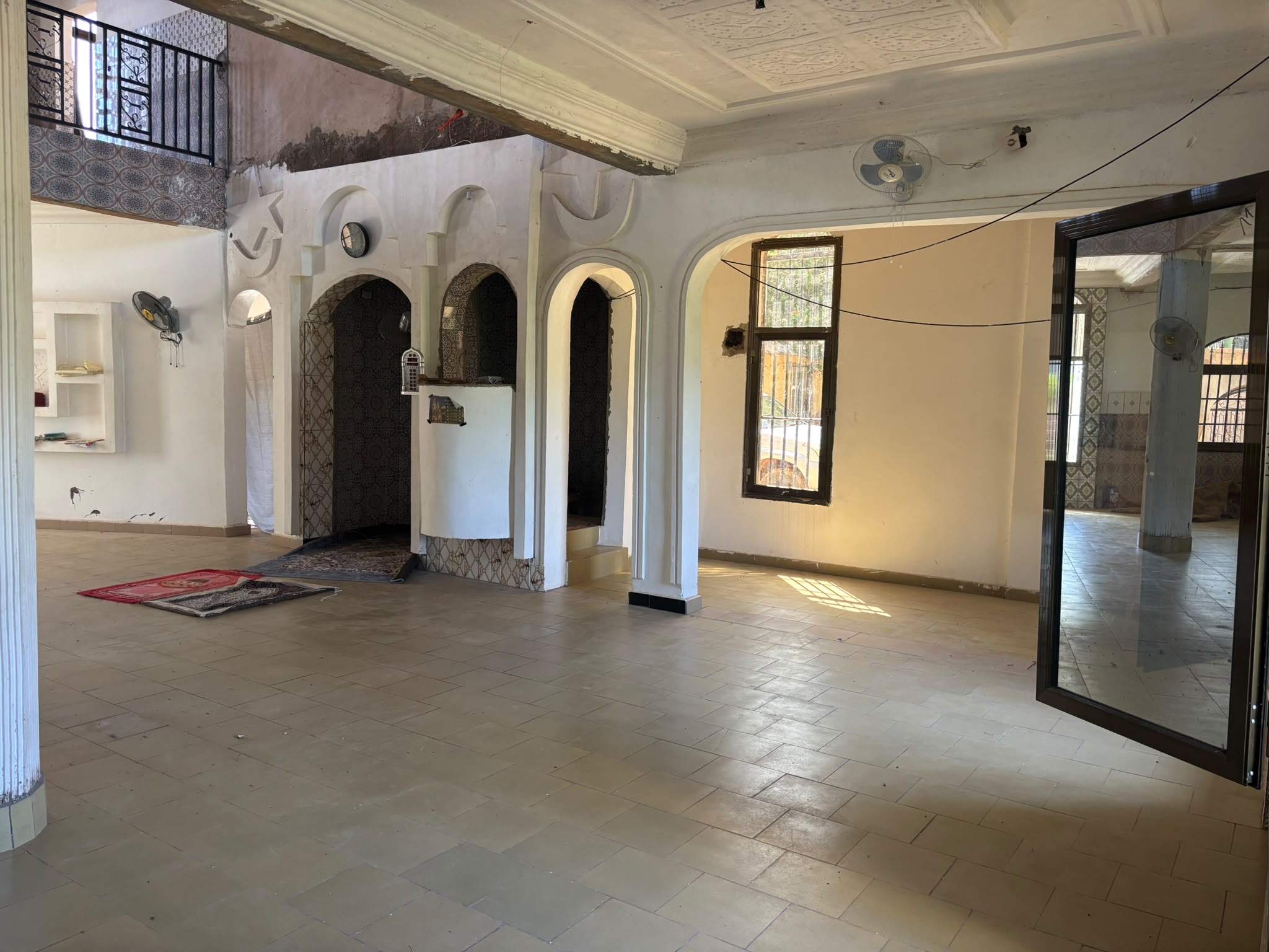 Arcades et colonnes de la salle de prière