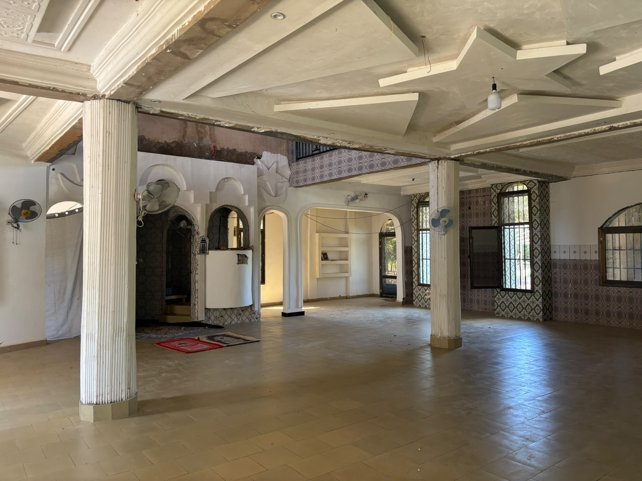 Le mihrab et les arcades de la salle de prière